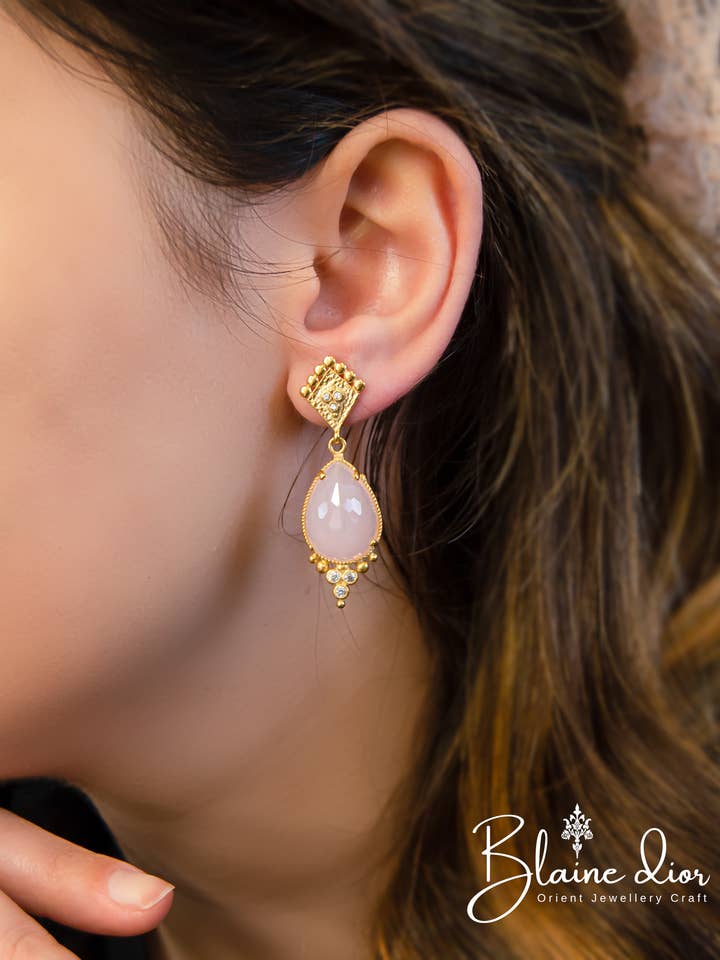 Œil de chat rose naturel avec boucles d'oreilles indiennes en or et zirconia pour la vente par BlaineDor