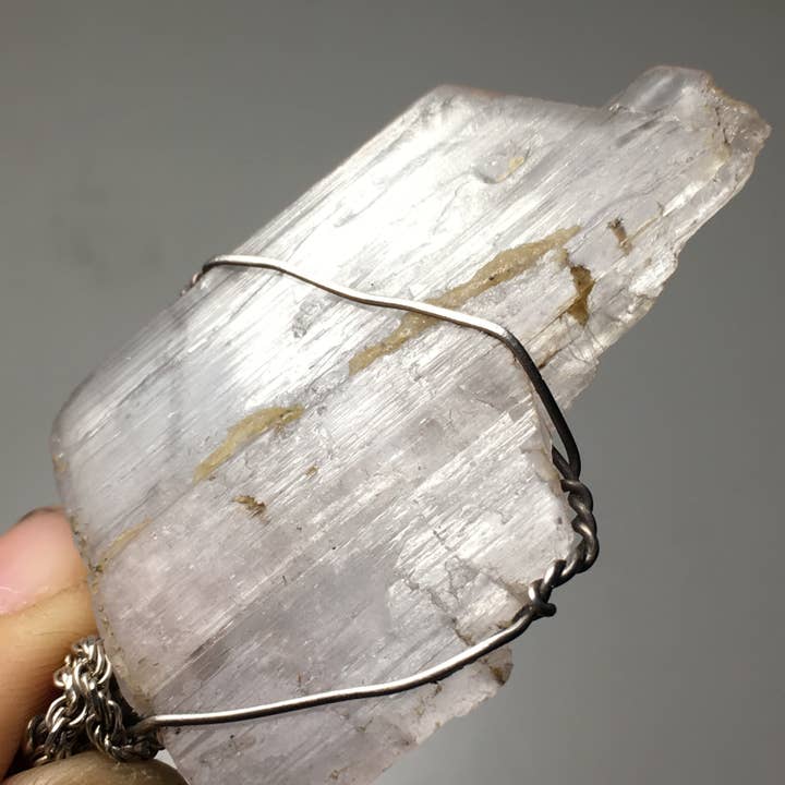 Pendentif Kunzite Brut Naturel en Fil d'Argent 925 avec Chaîne pour la vente par Wildheart Crystals