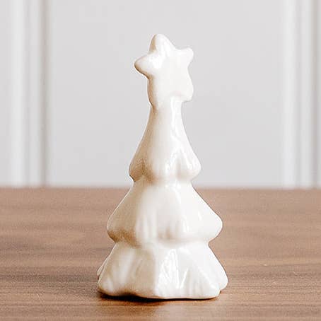 Sapin de Noël en céramique blanc avec étoile pour la vente par We Love Seasons Ltd