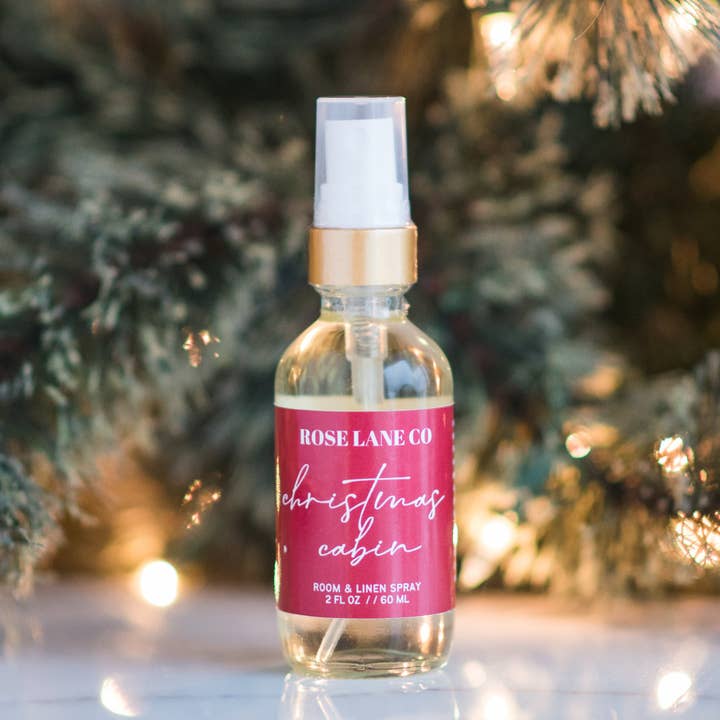 CHRISTMAS CABIN ROOM & LINEN SPRAY for engroshandel hos ROSE LANE CO