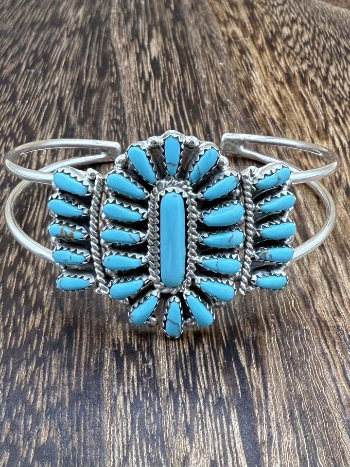 Bracelet manchette traditionnel en grappe en argent sterling fait main par les Navajos avec turquoise. pour la vente par Native City Jewelry