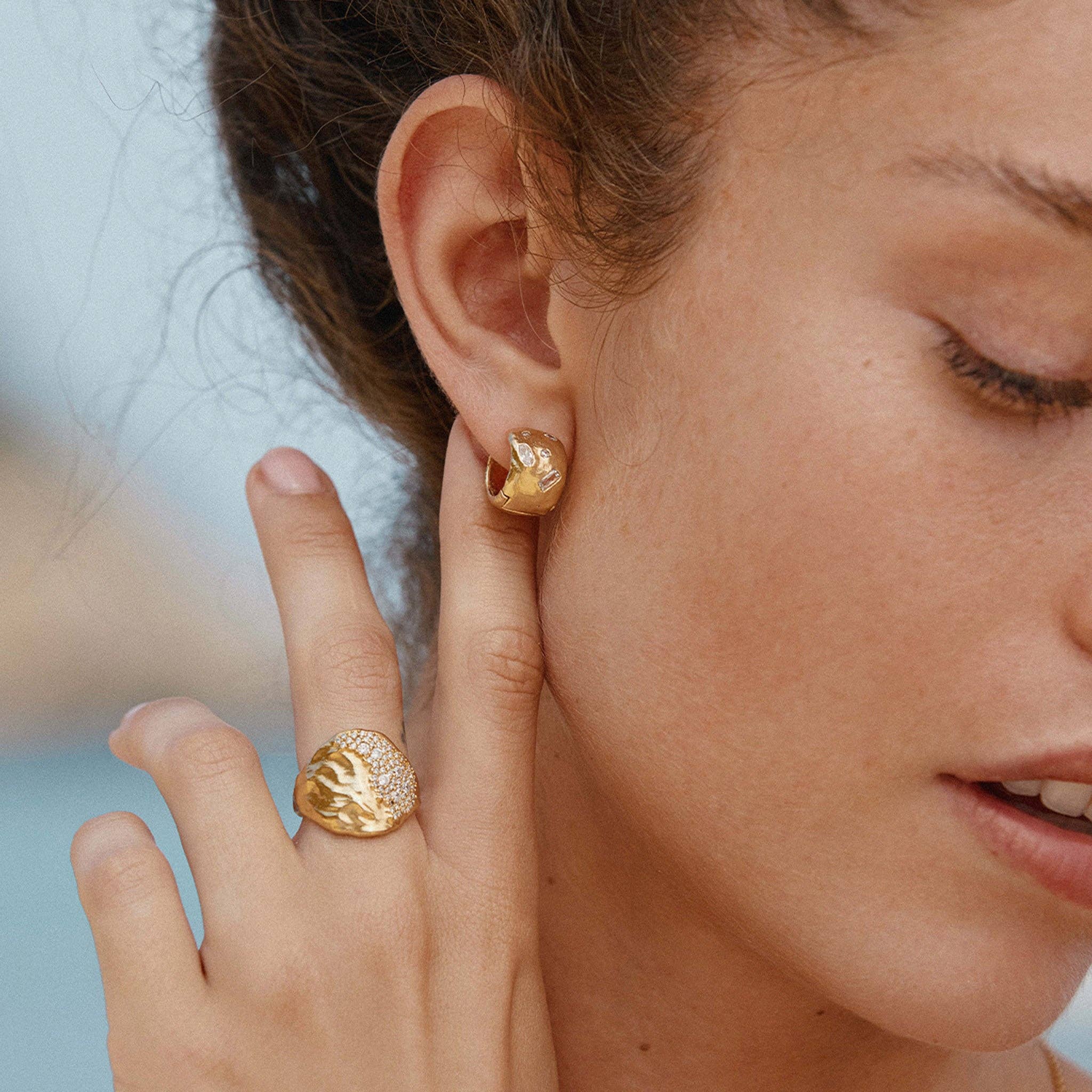 Agapée Jewelry - Venta al por mayor Pendientes de aro pequeños - Pendientes Lucci | Joyería de oro resistente al agua2