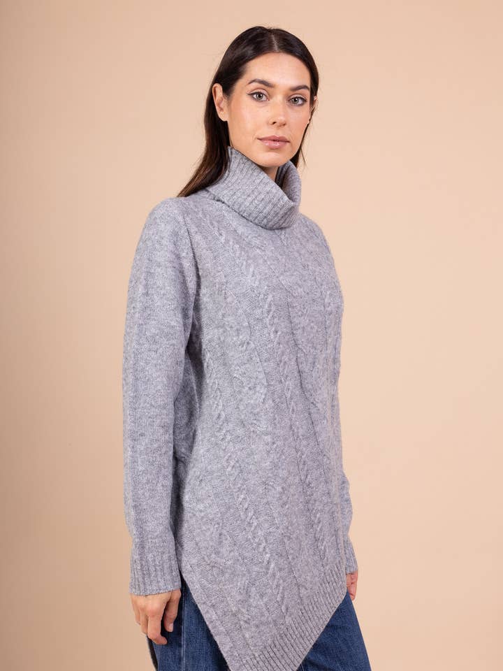Maglione lavorato a trecce con collo alto asimmetrico e motivo intrecciato per la vendita all'ingrosso da parte di L'Emotion