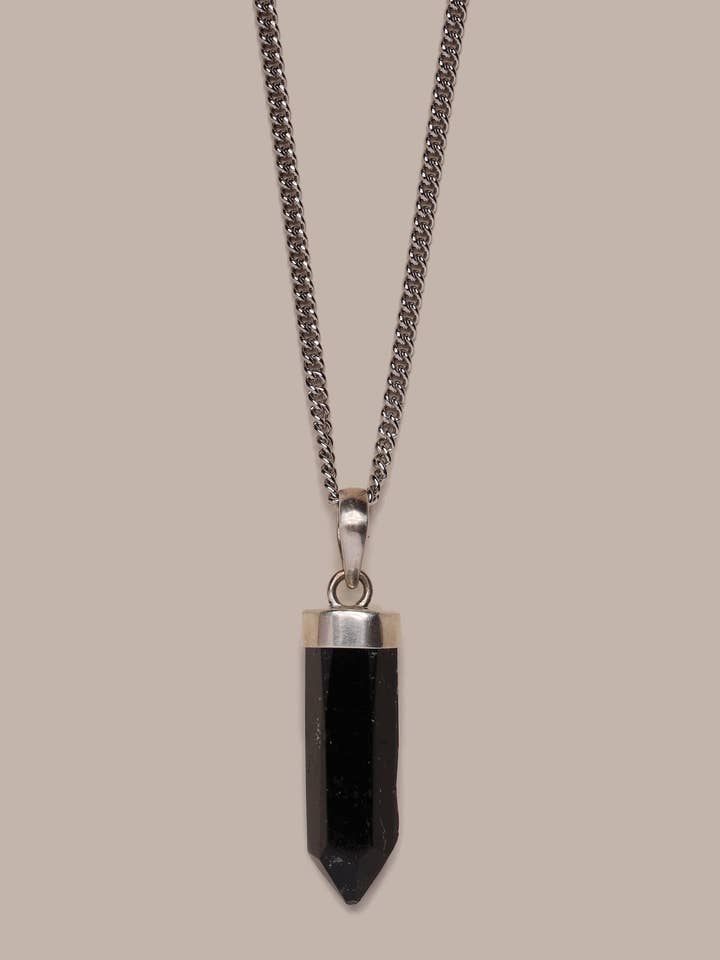 Collier à pendentif unique en forme de pointe en tourmaline noire pour homme pour la vente par We Are All Smith