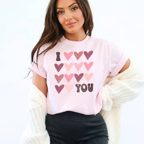 T-shirt graphique couleur confort "Je t'aime" - Saint-Valentin pour la vente par Classy Crafts Wholesale