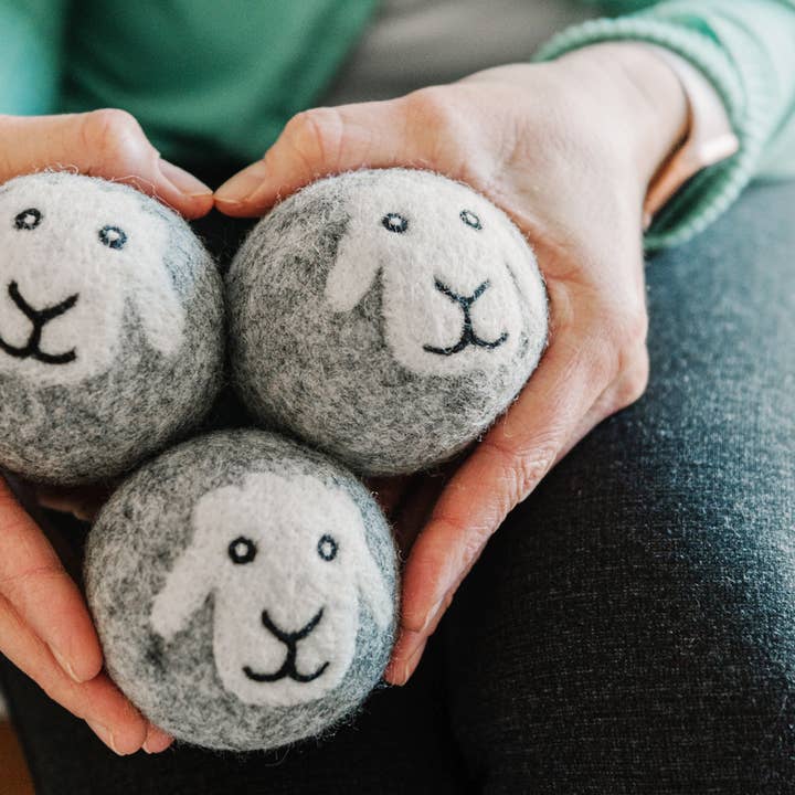 Mama Moon Boutique LLC – Großhandel Trocknerbälle – Handgefilzte Trocknerbälle „Smiling Sheep“, 15 Kugeln6