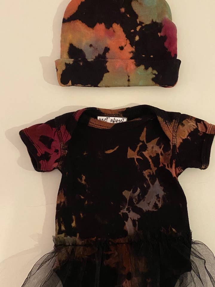 Ensemble tutu et bonnet pour la vente par Just About Dyed