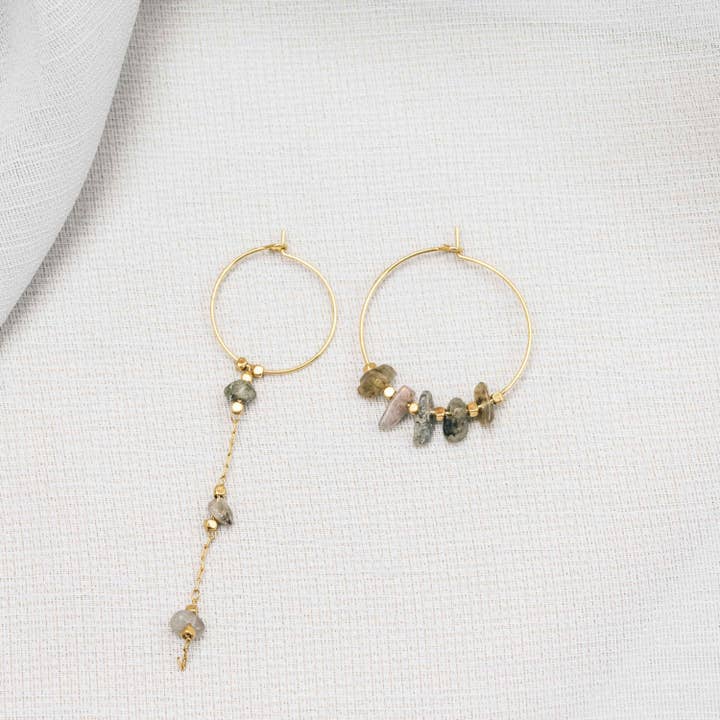 Orecchini Pepita labradorite asimmetrici creoli per la vendita all'ingrosso da parte di Olivolga Bijoux