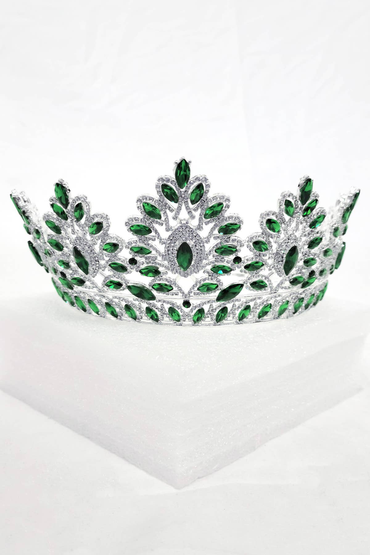 Chicas - Wholesale Tiara - Women's - One Size Fits All Metal Tiara With Rhinestones. HT93714
