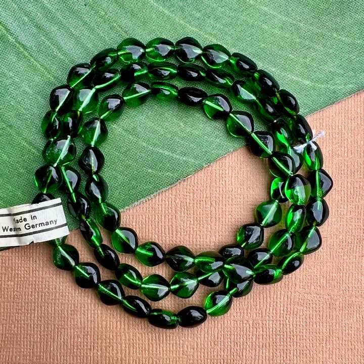 Perles en verre à losanges souples vertes et noires vintage d'Allemagne de l'Ouest pour la vente par Bead Goes On