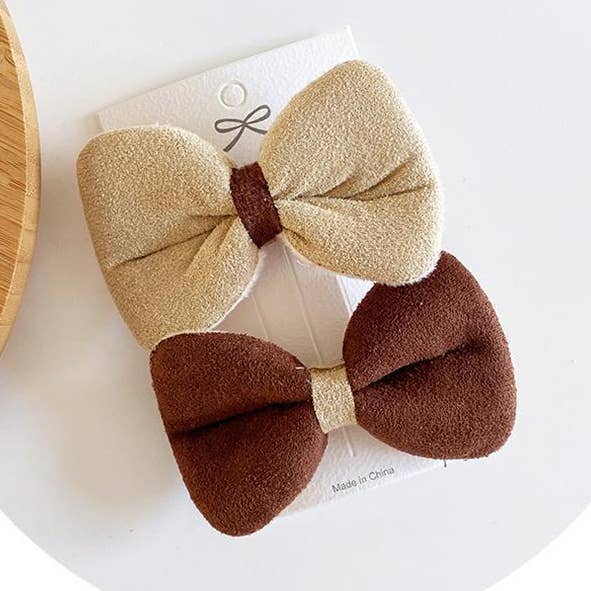 2 Clips mit Schleifenrand aus Milchteetuch für den Großhandel von KiddieKickz