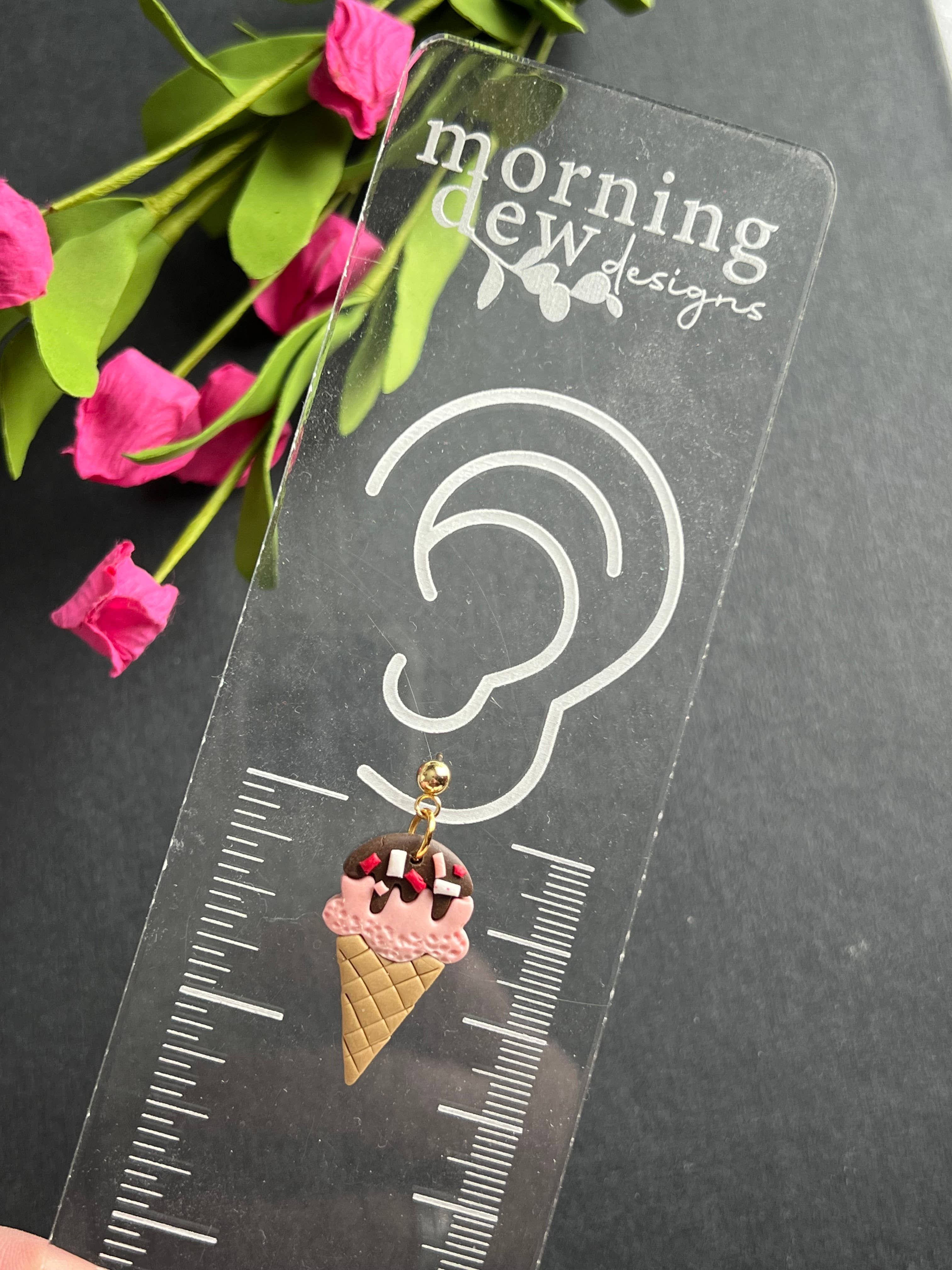 Morning Dew Designs - Vendita all'ingrosso Orecchini pendenti - Orecchini in argilla a forma di cono gelato immerso nel cioccolato con granelli2