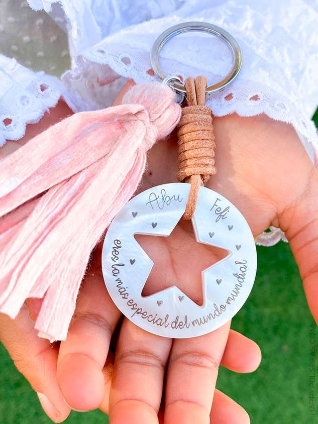 Hollow star white mother-of-pearl keyring with engraved tassel. for wholesale by Happypulseras