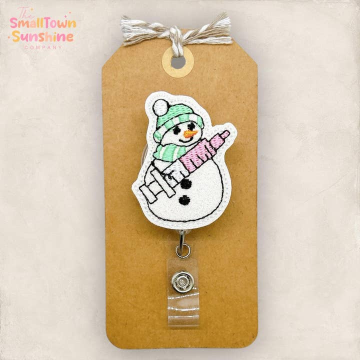 Portabadge Pupazzo di Neve con Siringa per la vendita all'ingrosso da parte di The SmallTownSunshine Company