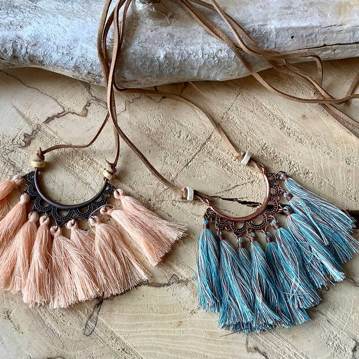 Halskette, Halskette aus böhmischem Veloursleder mit Quaste für den Großhandel von Beautiful Boundaries