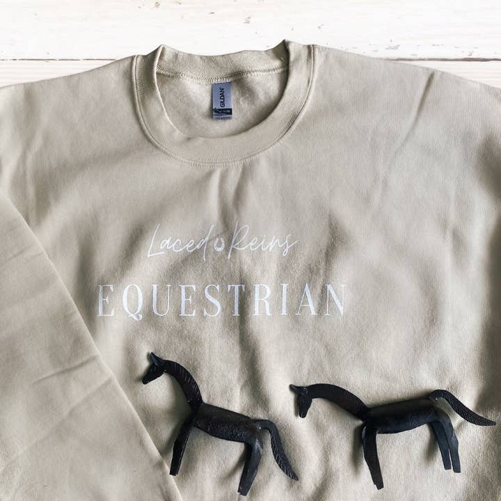 Laced Reins EQ Signature Crewneck - Sabbia per la vendita all'ingrosso da parte di Laced Reins Equestrian