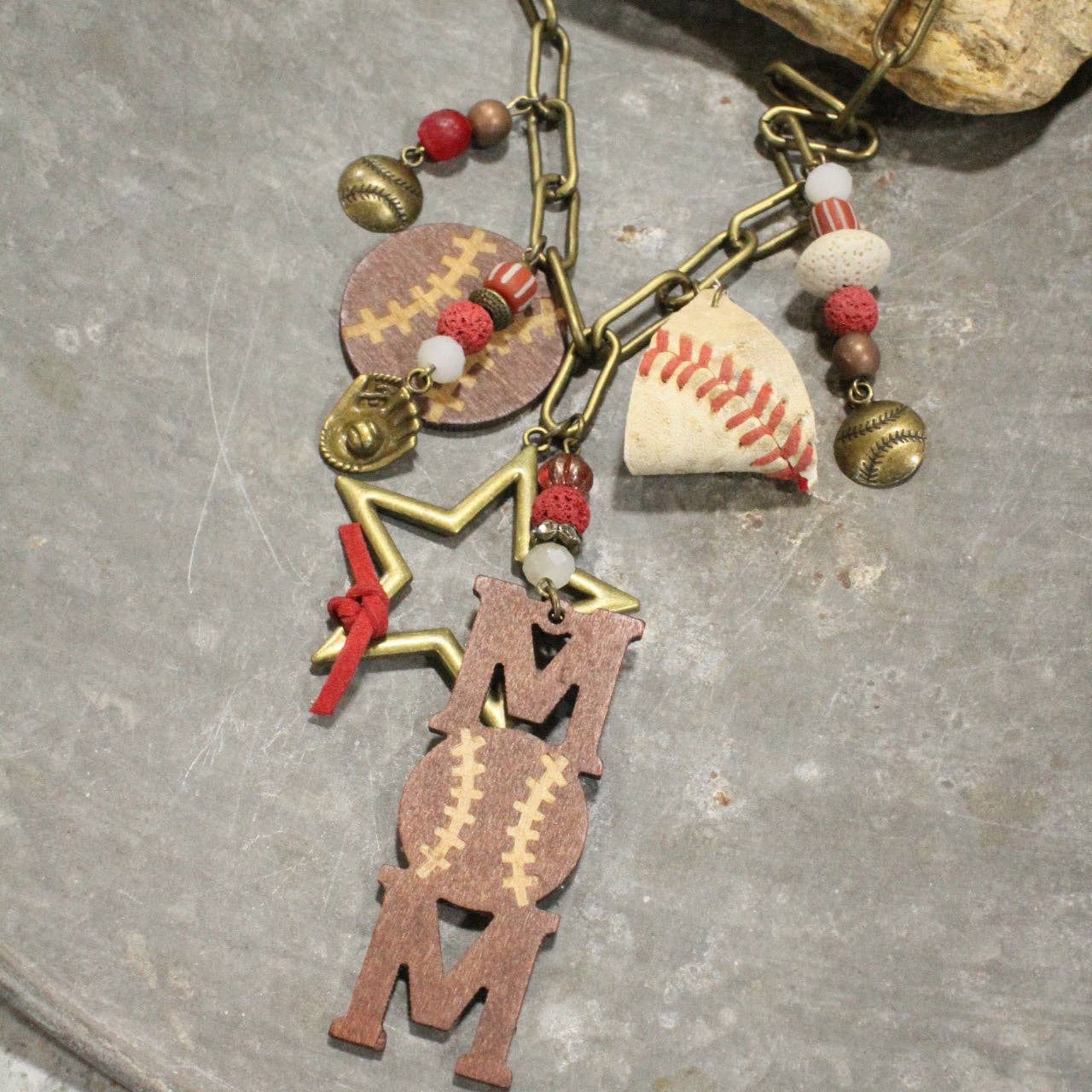 The Primitive Peddler, Inc. - Vente Colliers à pendentif - Collier Envoûté de Frappeur de Home Run2