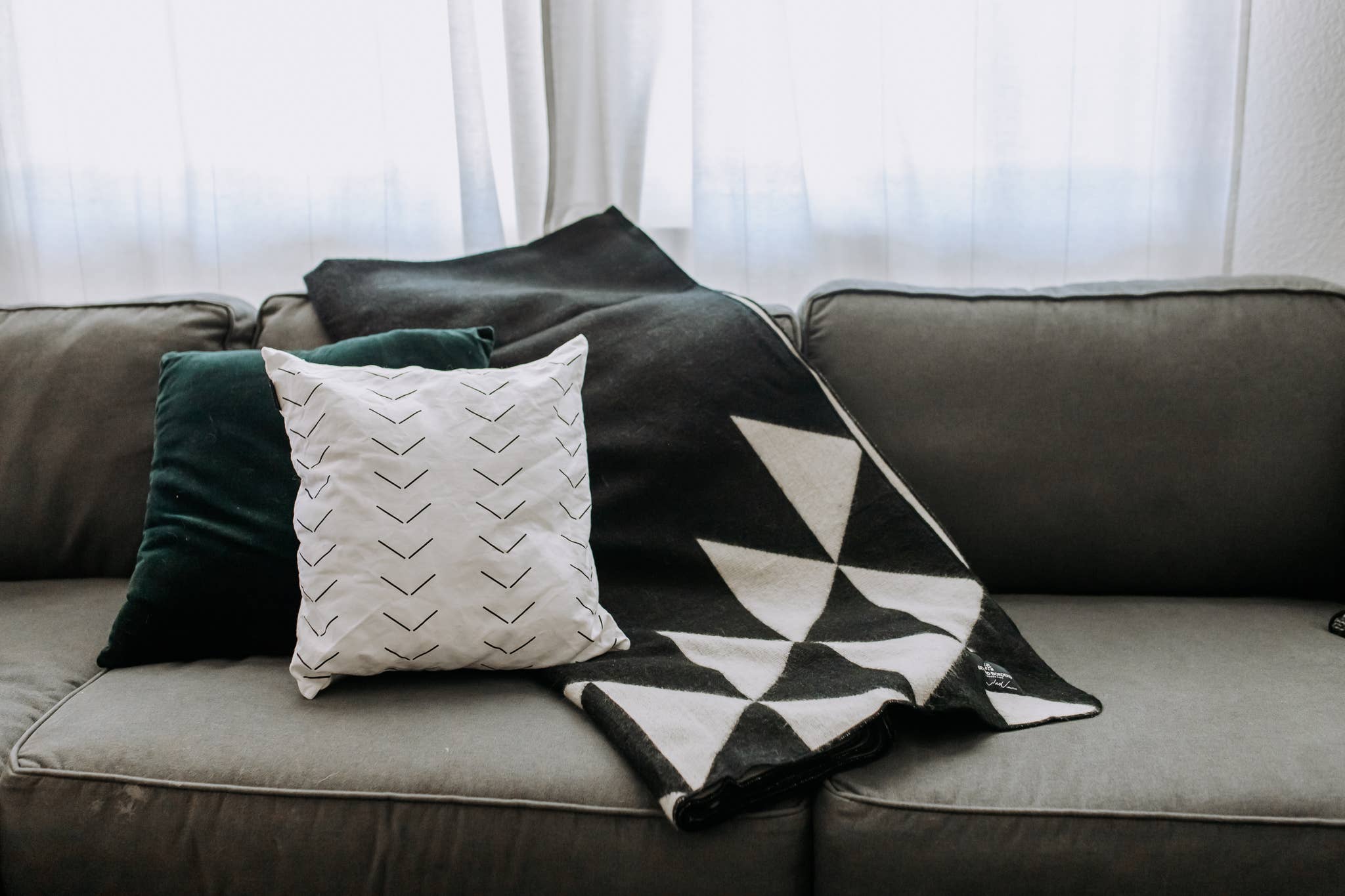 Beyond Borders Collective | Artisan-Made Blankets & Throws - Wholesale Throw Blanket - Nevado Blanket - Natural / Black | home decor| Spring Decor3