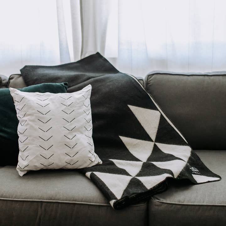 Beyond Borders Collective | Artisan-Made Blankets & Throws - Wholesale Throw Blanket - Nevado Blanket - Natural / Black | home decor| Spring Decor3