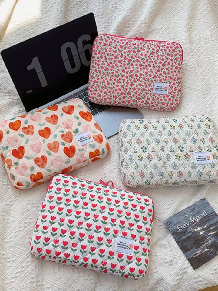 Dator- och iPad-väska med blommor och hjärtan från Dipped Shop för wholesale av Dipped Shop