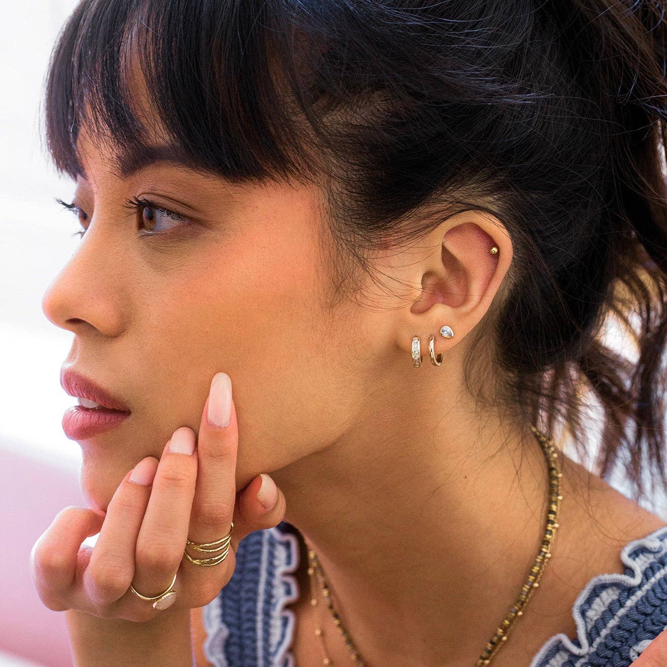 Meora Paris – brincos huggies por atacado – Brincos folheados a ouro 18k Intuition1