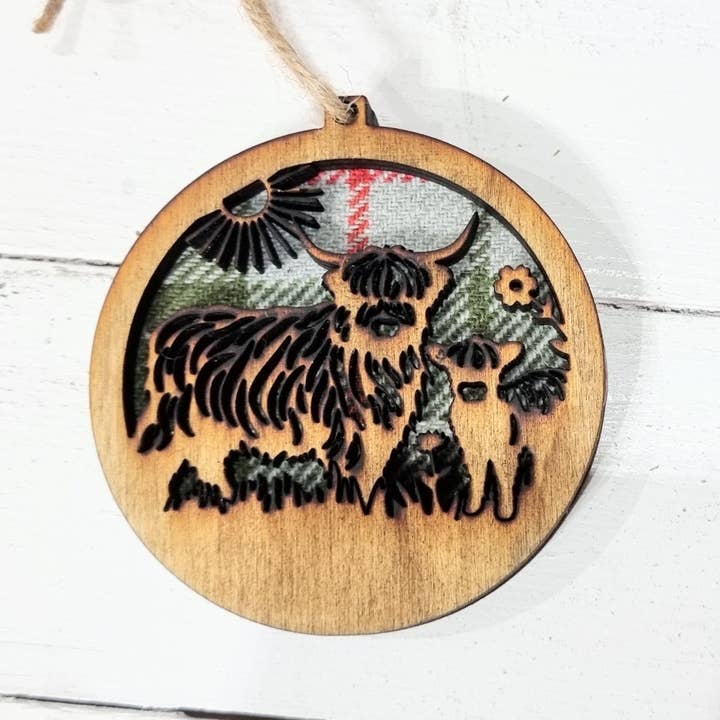 Wildflower Designs - Wholesale Kerstdecoratie - Houten Highland Cow Kersthanger met Tartan en Tweed uit Schotland1