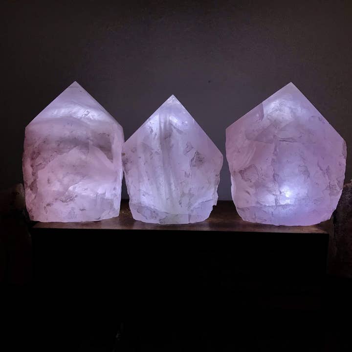 Rock Paradise - Venta al por mayor Piedras/cristales espirituales - Lámparas de cuarzo rosa y cristal con cable USB