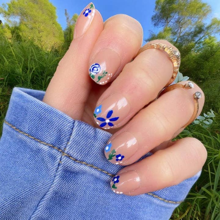 Nouveau ! Short rond à fleurs bleues pour la vente par Doobys Nails