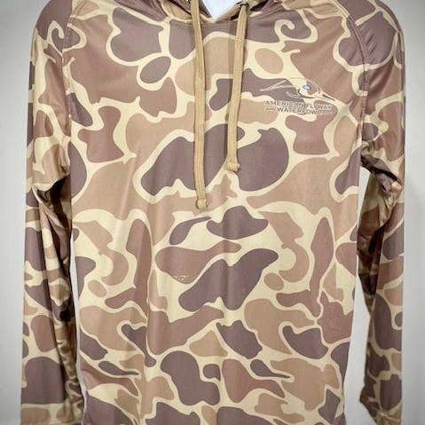 Braunes OSC Lightweight Performance Shirt mit Kapuze und flachem Kordelzug für den Großhandel von American Flyway Waterfowl