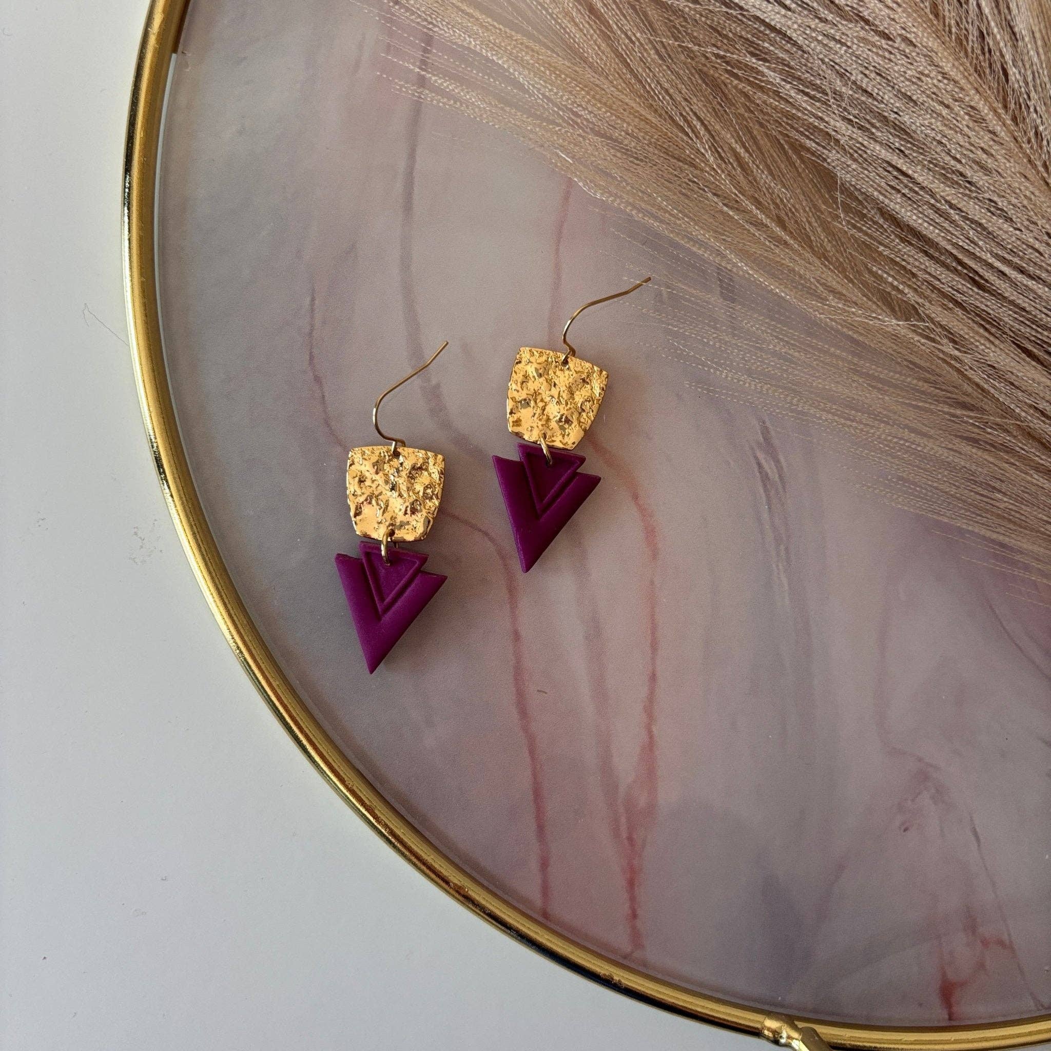 DUESTELLE ITALIA – wholesale Hängande örhängen – Kaia - Triangulära örhängen i 18k guldpläterad mässing5