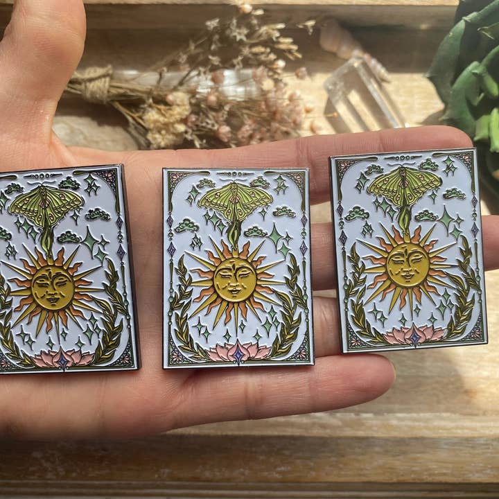 Enlighten – Engroshandel Reversnål/knap – Luna Moth og Sun Pin – Bærbar Kunst, Tarot-inspireret Design, Hattepin, Reversnål, Luna Moth Kunst, Boho Tilbehør af Melanie Bodnar