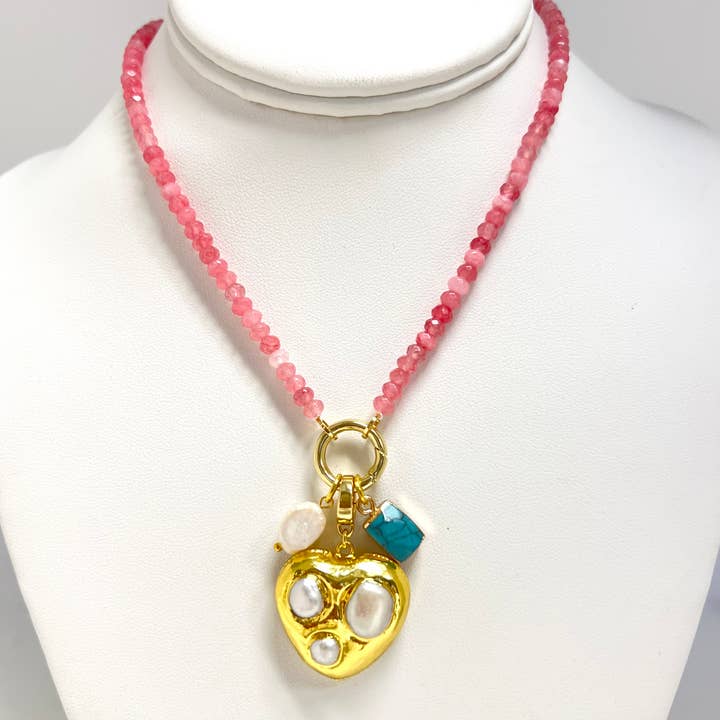 Collar de cuentas rosas + colgante de corazón con dijes para venta al por mayor de Allie Beads