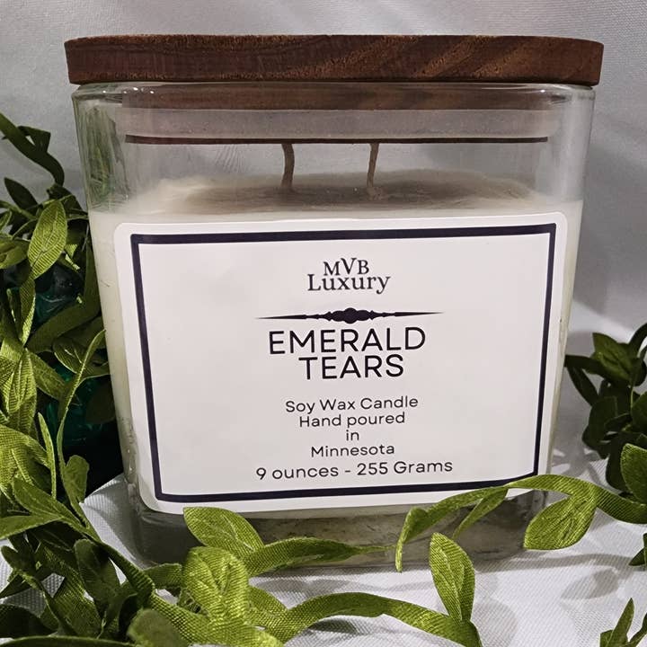 CANDELA QUADRATA IN SOIA DA 9 ONCE PROFUMATA LACRIME DI SMERALDO CON COPERCHIO per la vendita all'ingrosso da parte di MVB Luxury