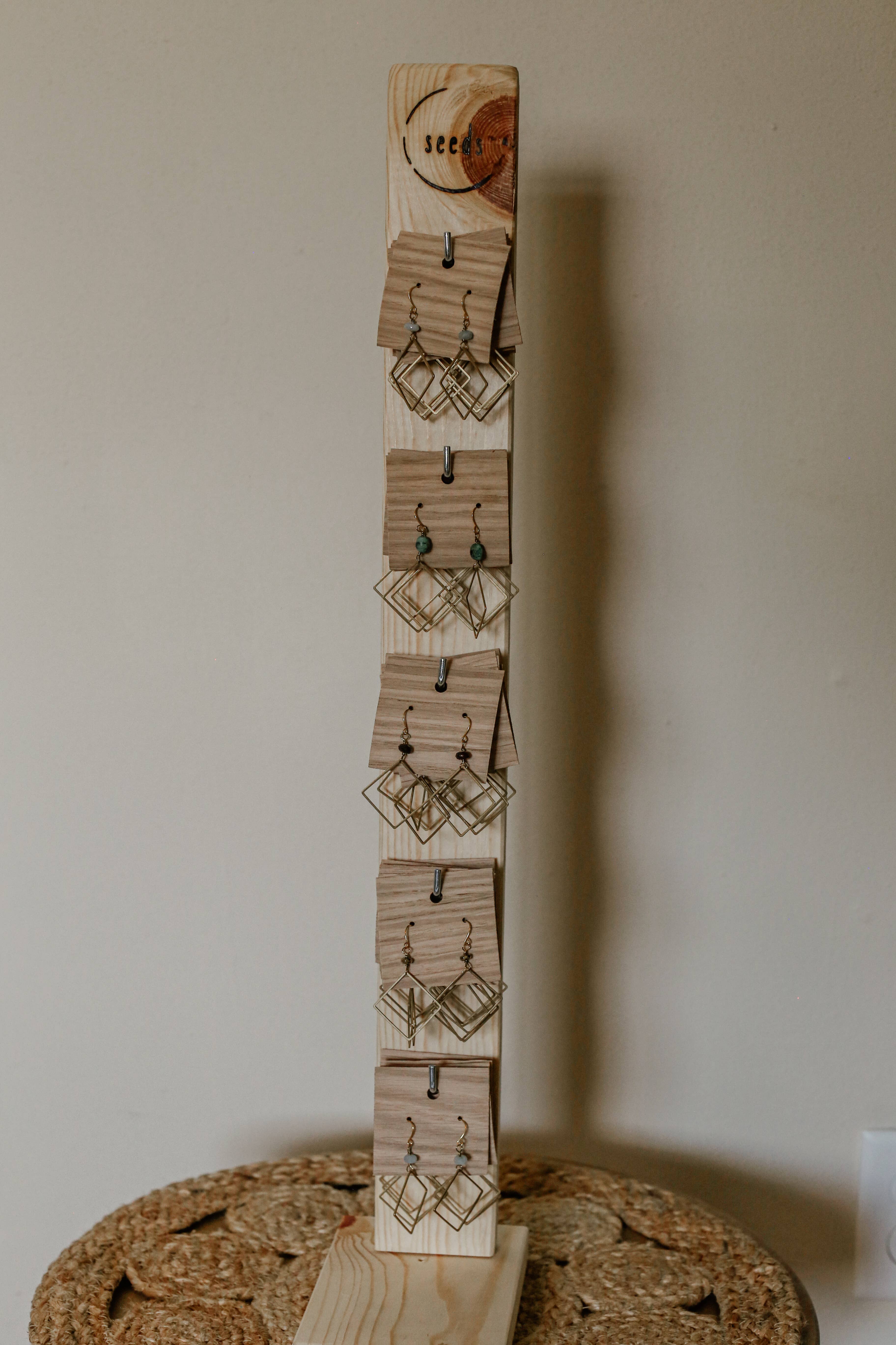 Seeds – Großhandel Ohrhänger – Julia-Ohrringe | Quadratische Anhänger aus Messing, echte Steinperlen3