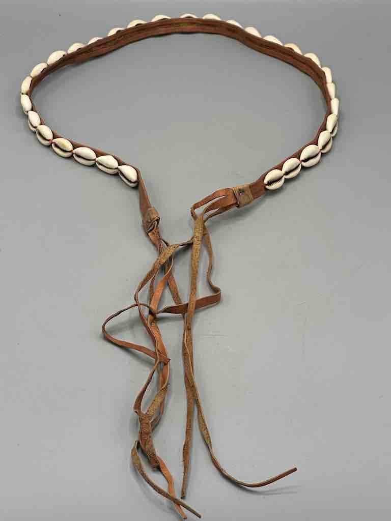 The Niger Bend – Großhandel Gürtel – Damen – Schmaler afrikanischer Krawattenverschluss aus echtem Kaurimuschelleder5