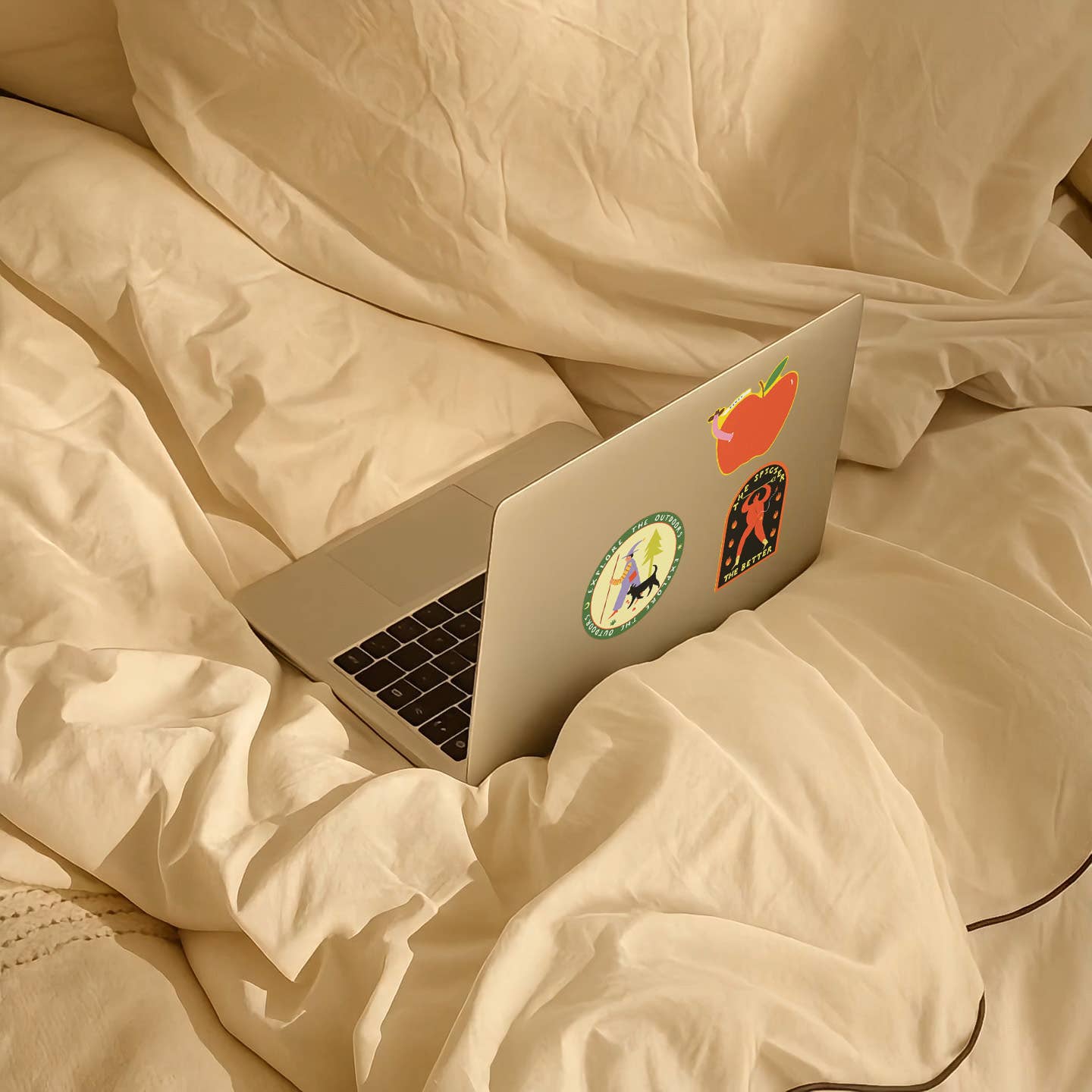 Little Black Cat Illustrated Goods – Engroshandel Klistermærke – Orm Cowboy Klistermærke | Howdy Vinyl Klistermærke | Orm I Æble9