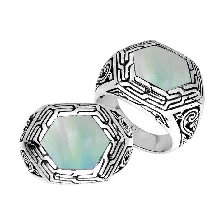 AR-6255-MOP Zilveren Zeshoekige Designer Statement Ring Met Natuurlijke Parelmoer En Tribaal Gegraveerd Patroon voor wholesale door Bali Designs