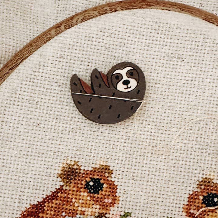 Remember November, Inc – Engroshandel Strikke-/hækleartikler – Sloth Needle Minder, Magnetisk Nåle Minder af Træ1