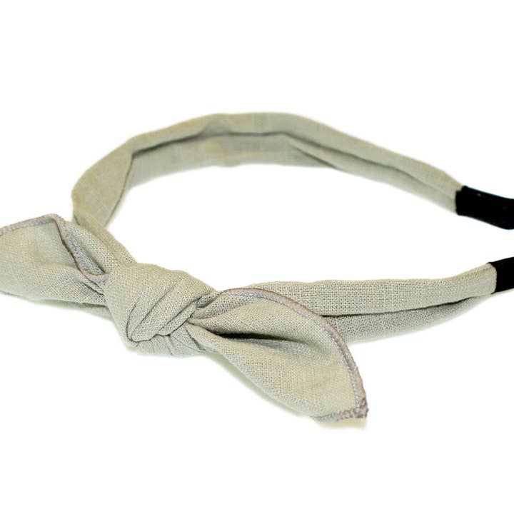 Haarreif mit Schleife aus Leinen — Salbeigrün — HAB115 für den Großhandel von Hepburn & Co.