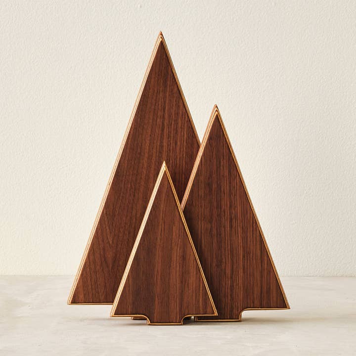 Sculpture minimaliste d'arbre en noyer - pour les fêtes et plus pour la vente par Relic Modern™ | Furniture & Objects