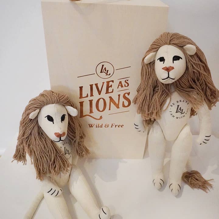 Live As Lions – Engroshandel Plyslegetøj - Børn og baby – „Din løve“ Deluxe: KØB EN GIV EN