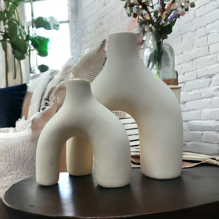 Interiors and Art - Wholesale Vaas - Nordische set van 2 natuurlijk ongeglazuurde keramische vazen in U-vorm11