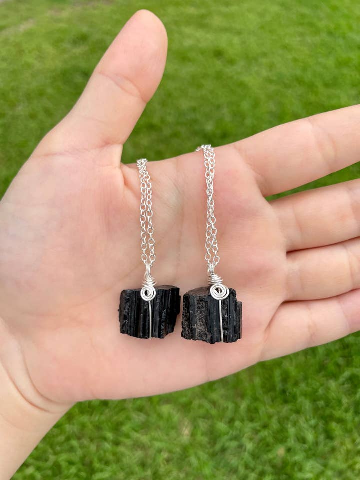 Wire indpakket sort turmalin vedhæng halskæde for engroshandel hos Bohindie Silver