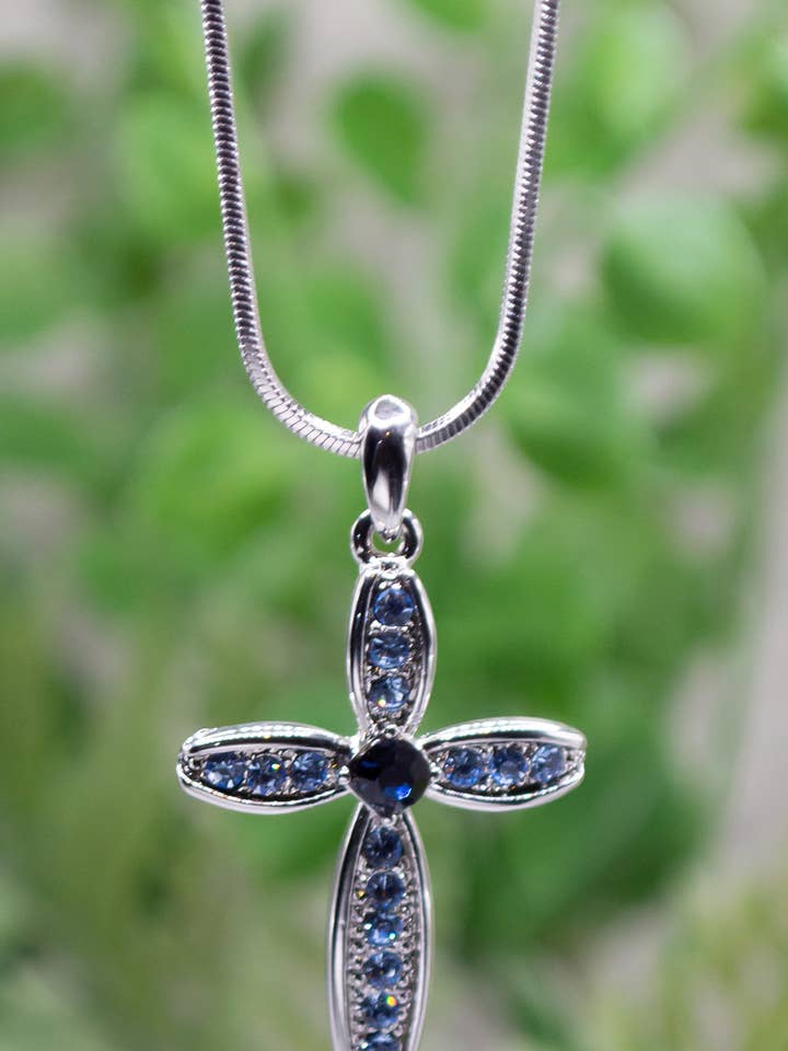 Colar com Pingente Cruz Azul - Colar Eden Merry por atacado de Eden Merry Jewelry by James Lawrence