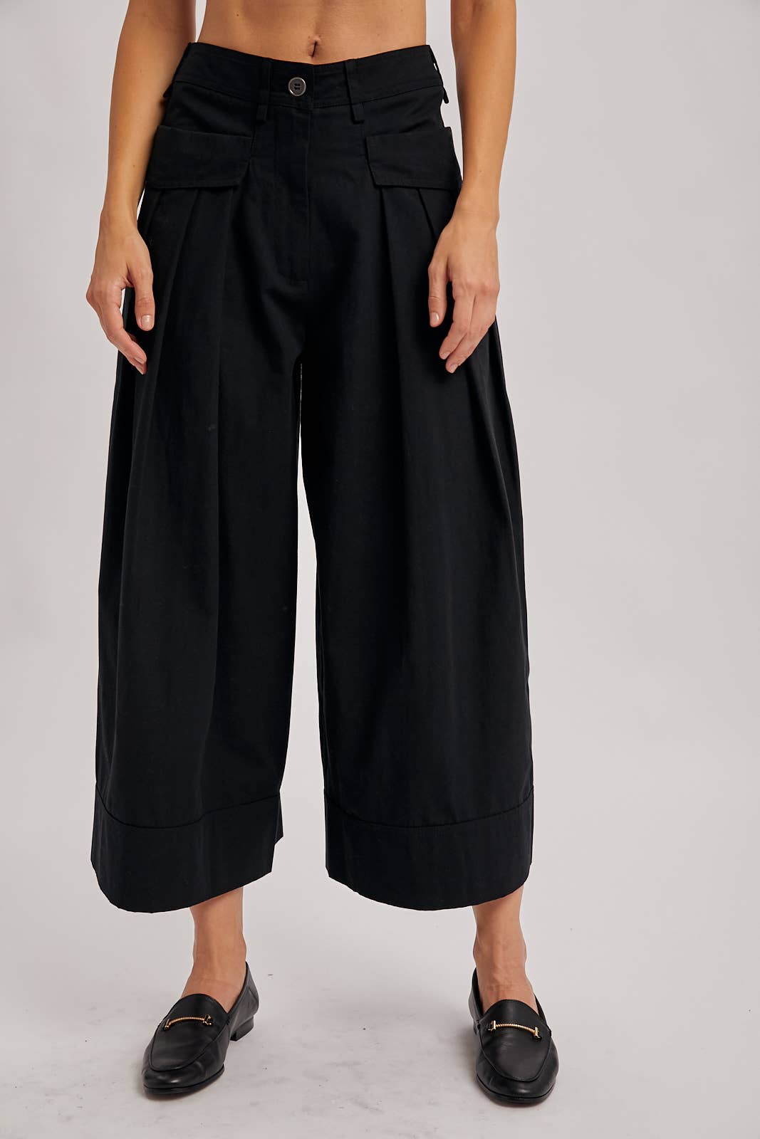Bluivy - Wholesale Pants - Women's - PLEATED WIDE-LEG CULOTTE PANTS WITH POCKETS1