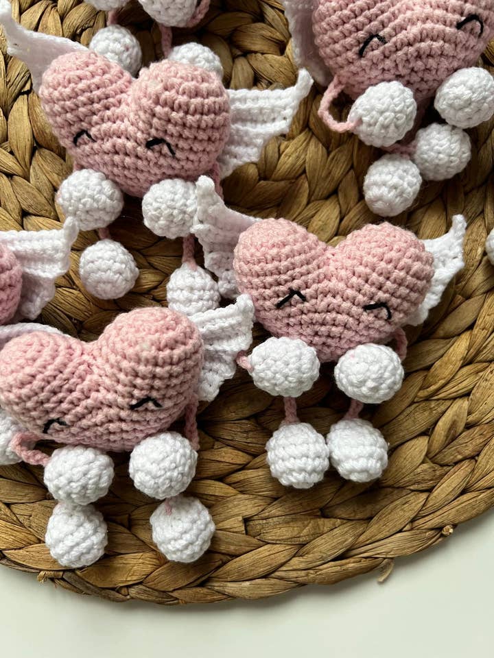 Håndlavet vinget hjerte amigurumi nøglering for engroshandel hos Emel Crochet
