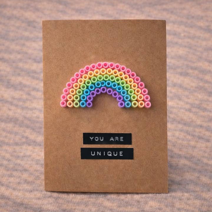 CARTE ARC-EN-CIEL FAITE MAIN EN PERLES À REPASSER pour la vente par thealtruistic.life