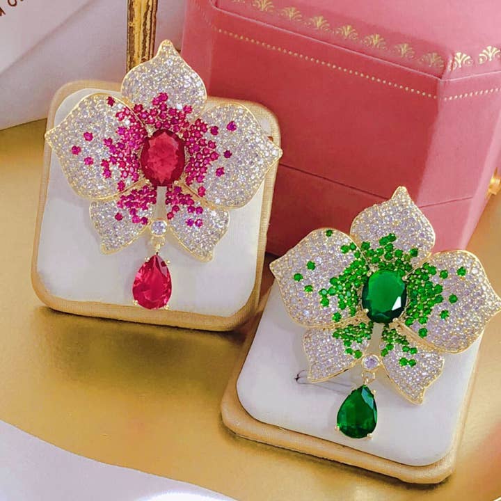 Spilla a forma di goccia con fiore scintillante 1595 per la vendita all'ingrosso da parte di PEACH ACCESSORIES