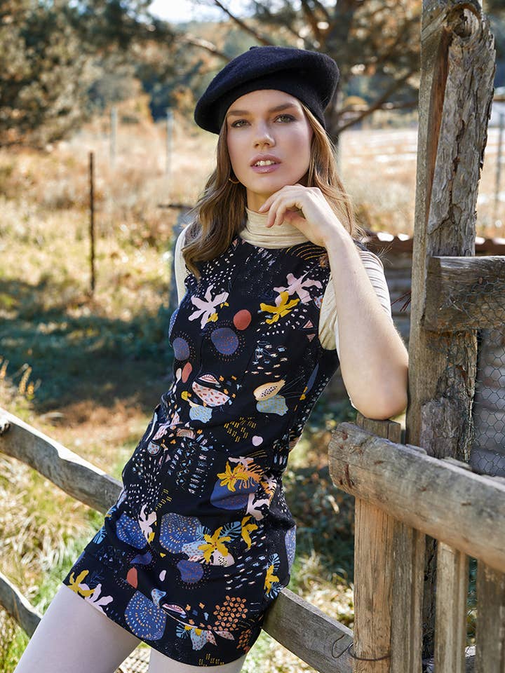 Mini-robe gilet en coton noire imprimée pour la vente par BohoClandestino