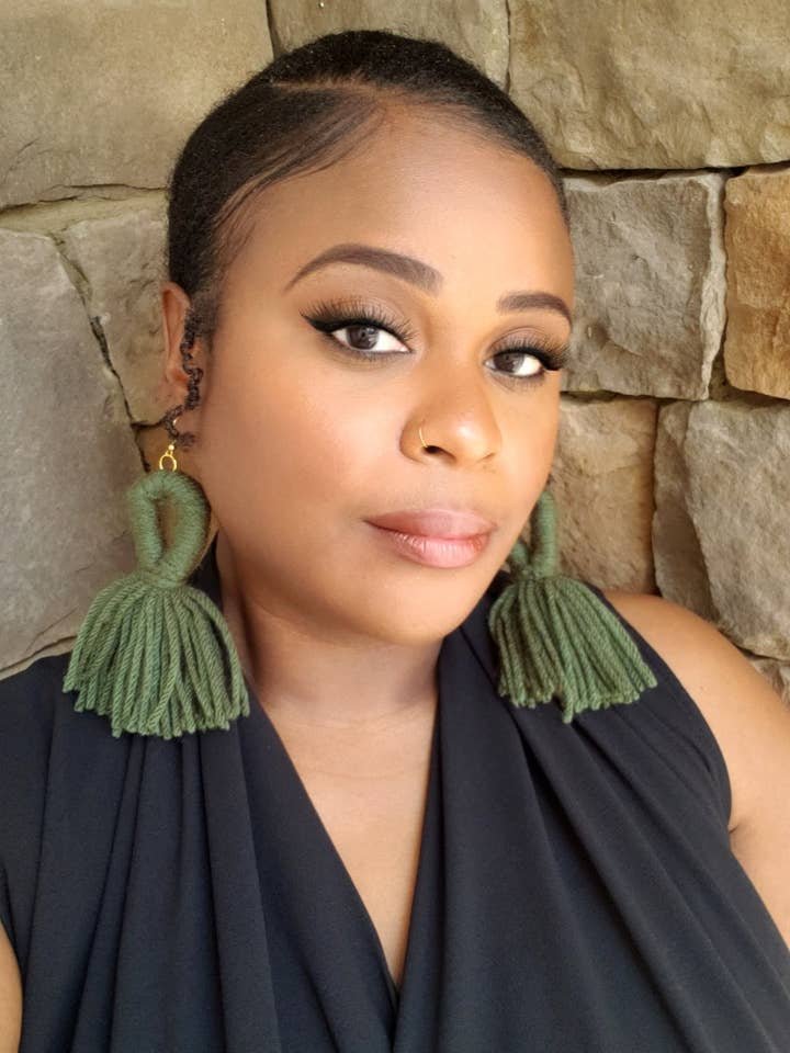 Olijfgroene Oorbellen met Kwastjes van Lusgaren voor wholesale door Styled By Jasmine Boutique